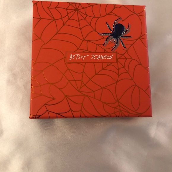 Betsey Johnson Hematite Tone & White Acrylic Ghost Mismatch Drop Earrings NIB - Picture 12 of 12